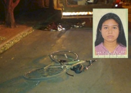 Ciclista morre ao ser atropelada por caminhão de coleta de lixo.
