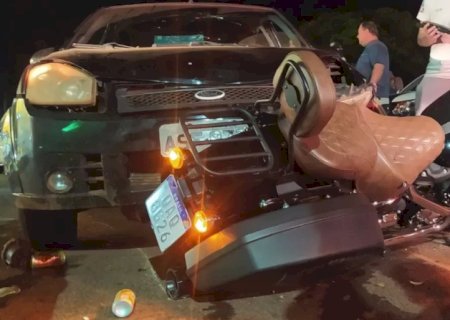 Motorista embriagado colide com motocicleta, deixando casal ferido .