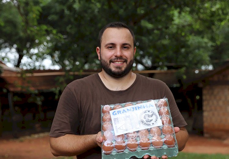 Filho reabre granja de pai e avô desativada há anos e se destaca na produção de ovos