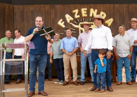 Presidente Marcelo Bertoni é homenageado em aniversário de 25 anos da Novilho Precoce