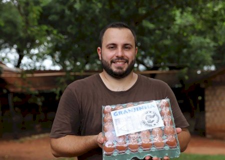 Filho reabre granja de pai e avô desativada há anos e se destaca na produção de ovos