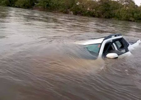 Carro cai em rio, motorista manda localização para amigos e desaparece