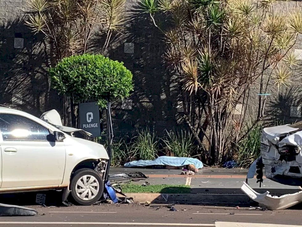 Mulher morre em colisão entre carro e moto