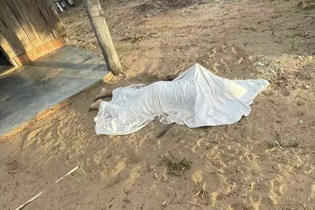 Homem morre esfaqueado; mulher e enteada são suspeitas