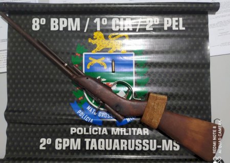 Homem é preso pela Polícia Militar após agredir e ameaçar esposa com arma de fogo em Taquarussu