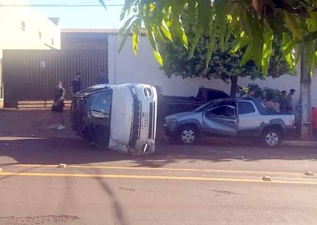 Condutor tenta desviar de rotatória, atinge picape e tomba veículo