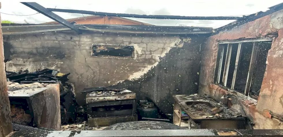 Mulher descobre traição e incendeia casa com marido dentro