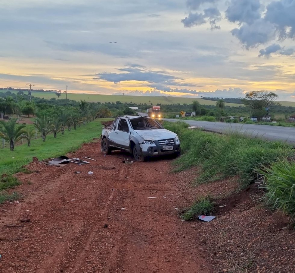 Nova Andradina - Motorista perde controle da direção capota veículo na  BR 376