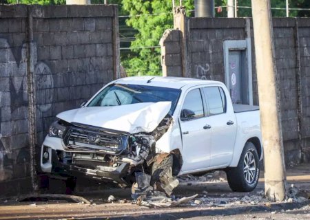 Motorista perde controle de Hilux e quebra muro da subestação de energia