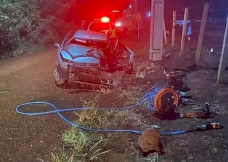 Motorista perde controle da direção bate carro em poste e duas mulheres ficam presas às ferragens