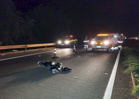 Após causar acidente ao se jogar na frente de carros, homem é atropelado e morto na BR-163