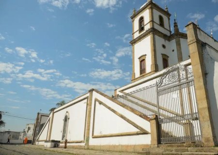 Brasil tem mais estabelecimentos religiosos que escolas e hospitais