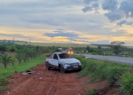 Nova Andradina - Motorista perde controle da direção capota veículo na  BR 376