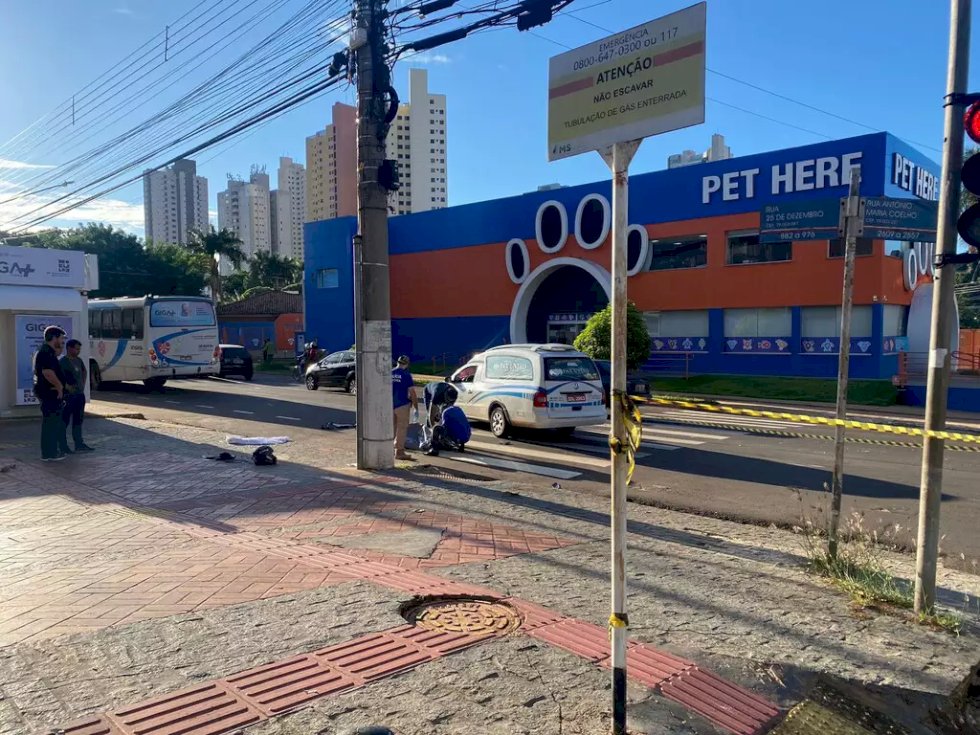 Motociclista na contramão morre após colidir em ônibus