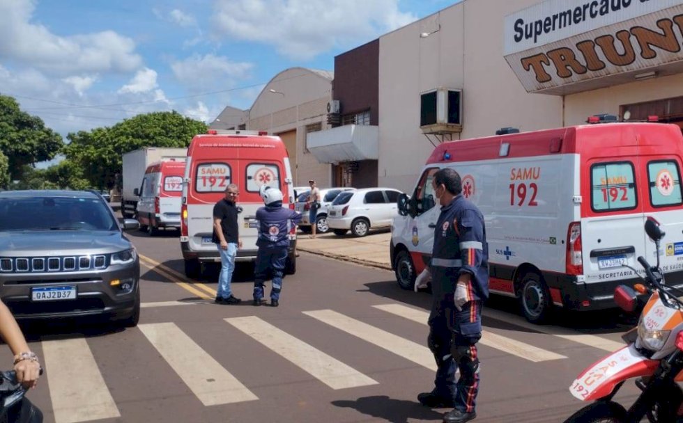 Motociclista atropela mulher e criança de 3 anos na faixa de pedestre