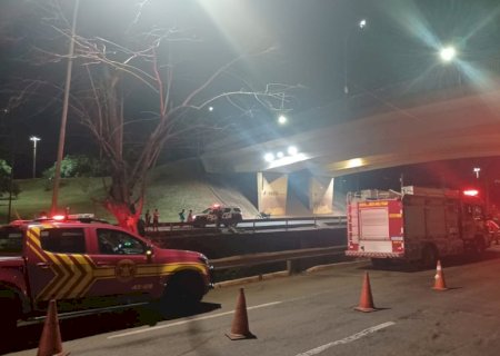 Adolescente morre em queda de viaduto