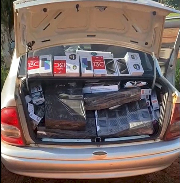 Polícia Militar apreende veículo com 250 pacotes de cigarros e aparelhos eletrônicos.