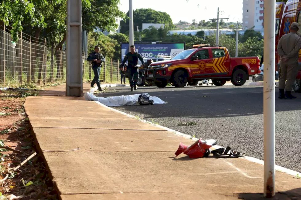 Motociclista perde controle em curva  e morre ao bater em poste
