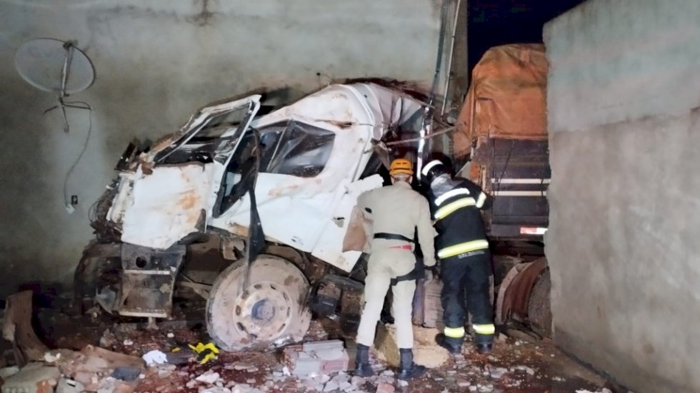 Motorista de carreta sai da pista, invade residência e fica gravemente ferido em Dourados