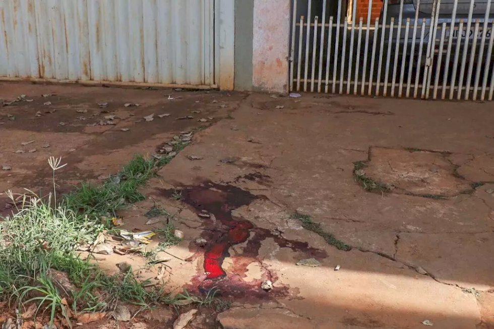 \'Limpou a faca e foi embora\', diz dono de bar sobre assassinato