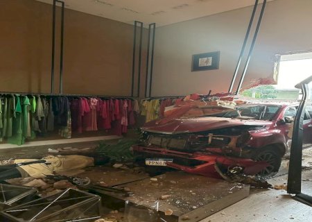 Condutor perde controle de caminhonete, invade loja de luxo e causa prejuízo de R$ 200 mil em MS