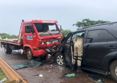 Dois ficam feridos em acidente entre SW4 e caminhão na BR-163 em Nova Alvorada do Sul