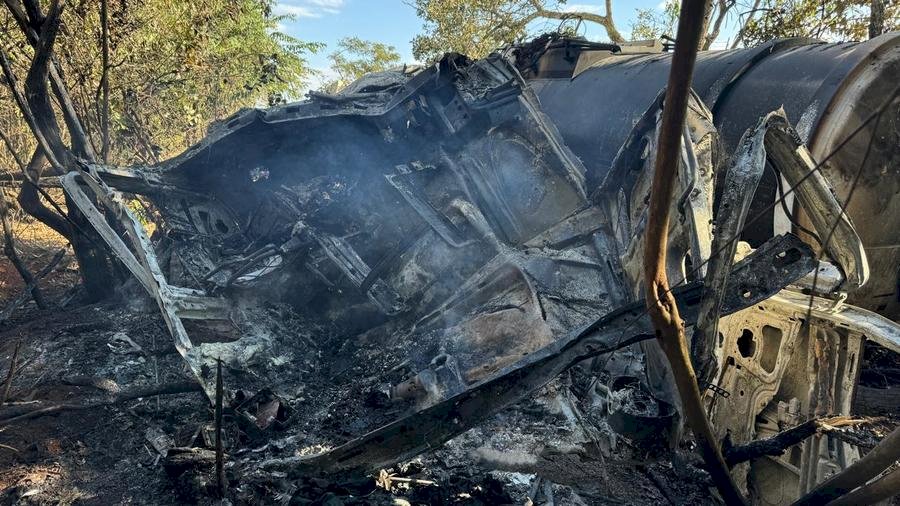Incêndio destrói cabine de carreta carregada com álcool na região de Nova Casa Verde