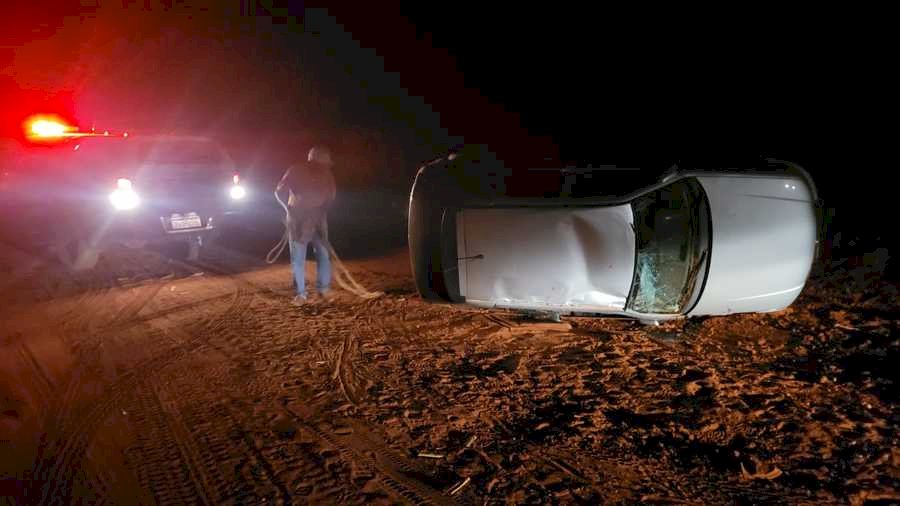 Durante fuga, condutor de Gol perde controle da direção e carro carregado com cigarros capota na MS-473 em Nova Andradina