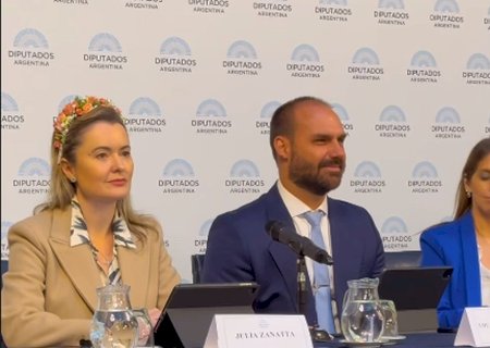 Eduardo Bolsonaro e outros deputados de direita viajam para Argentina e pedem asilo para fugitivos do 8 de janeiro