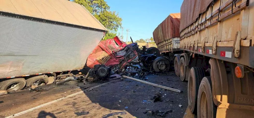 Colisão entre carretas mata duas pessoas na BR-163