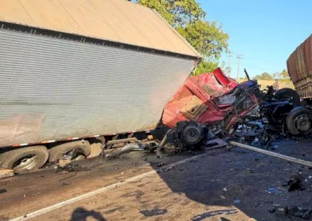 Colisão entre carretas mata duas pessoas na BR-163