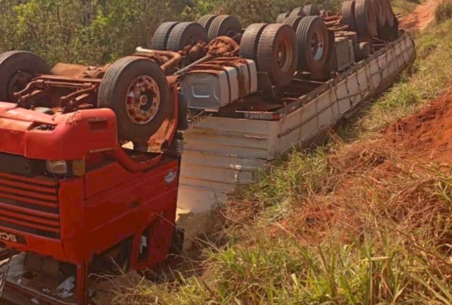 Carreta fica fora de controle e cai em ribanceira em Batayporã