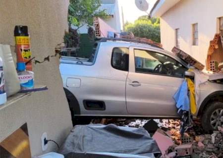 Veículo desgovernado derruba muro e parede de cozinha deixa duas mulheres e uma criança feridas