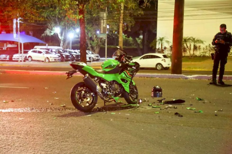 Motociclista é socorrido em estado grave ao colidir com picape