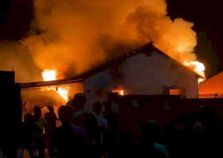 Deodápolis - Casa pega fogo e deixa uma vítima fatal