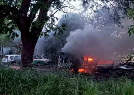 Incêndio destrói veículos de prefeitura