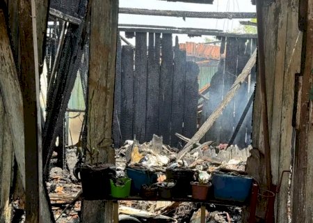 Nova Andradina - Casa é destruída pelo fogo, mulher é suspeita