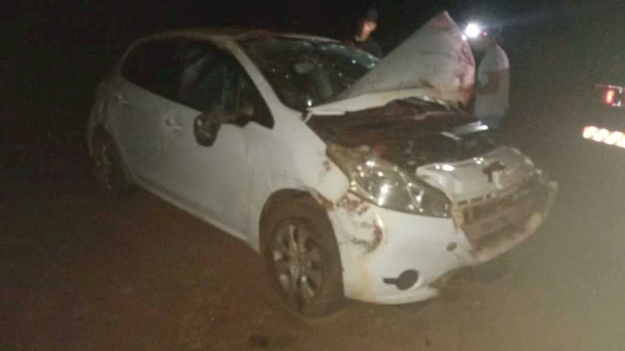Carro capota nas proximidades de cemitério em Nova Andradina