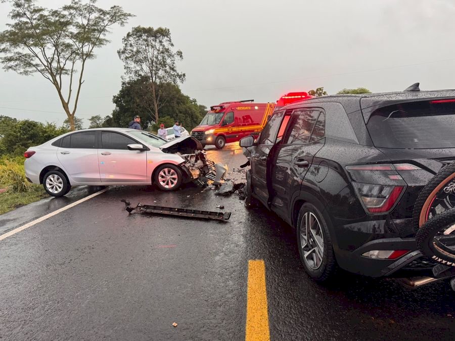 Colisão frontal entre veículos na BR-376, em Nova Andradina, mobiliza Corpo de Bombeiros e SAMU