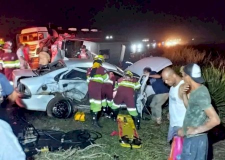 Van da secretaria de saúde tomba e 6 ficam feridos em colisão na BR-163