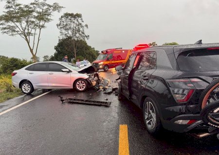 Colisão frontal entre veículos na BR-376, em Nova Andradina, mobiliza Corpo de Bombeiros e SAMU