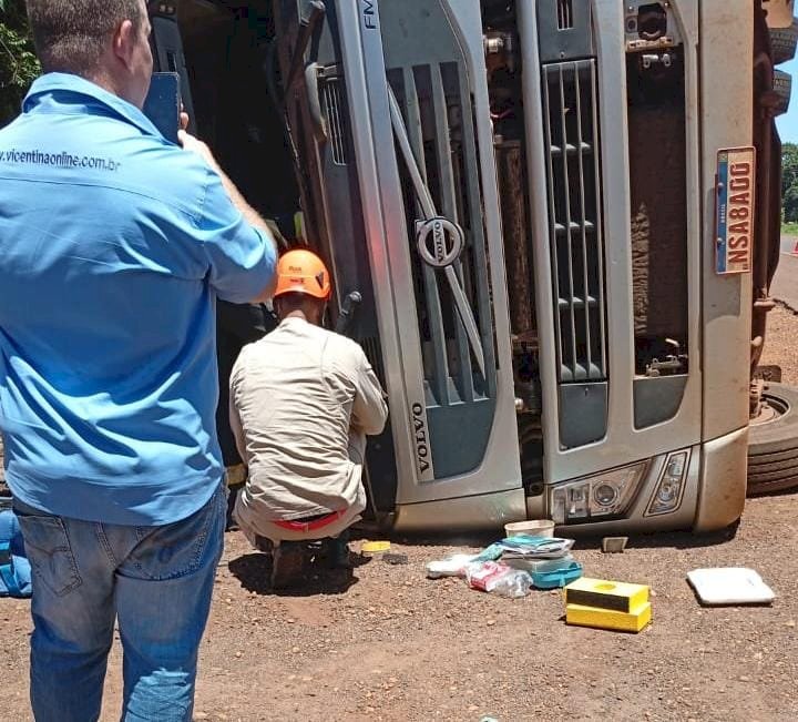 Acidente envolvendo carreta na BR - 376 deixa motorista com ferimentos leves