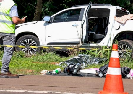 Caminhonete atinge árvores nas margens da BR-163 e passageira morre