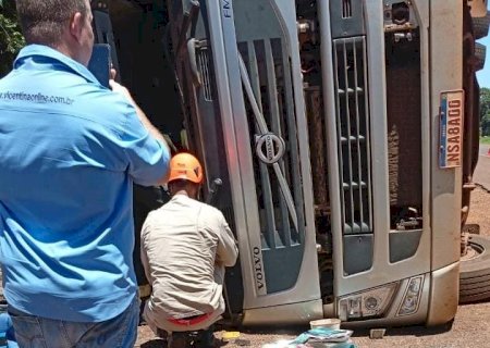 Acidente envolvendo carreta na BR - 376 deixa motorista com ferimentos leves