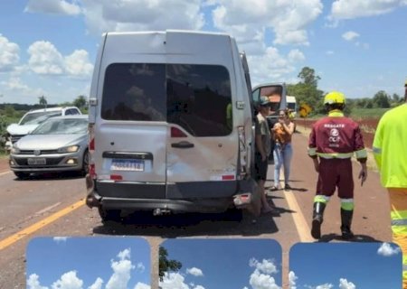 Van do grupo Zíngaro se envolve em acidente em trecho de rodovia em obras a caminho de Jateí