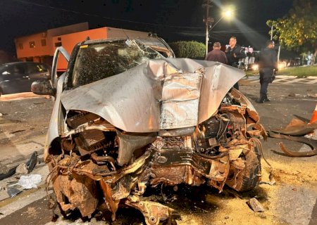Após bater em Hilux de PM, homem atropela cantor e arranca semáforo
