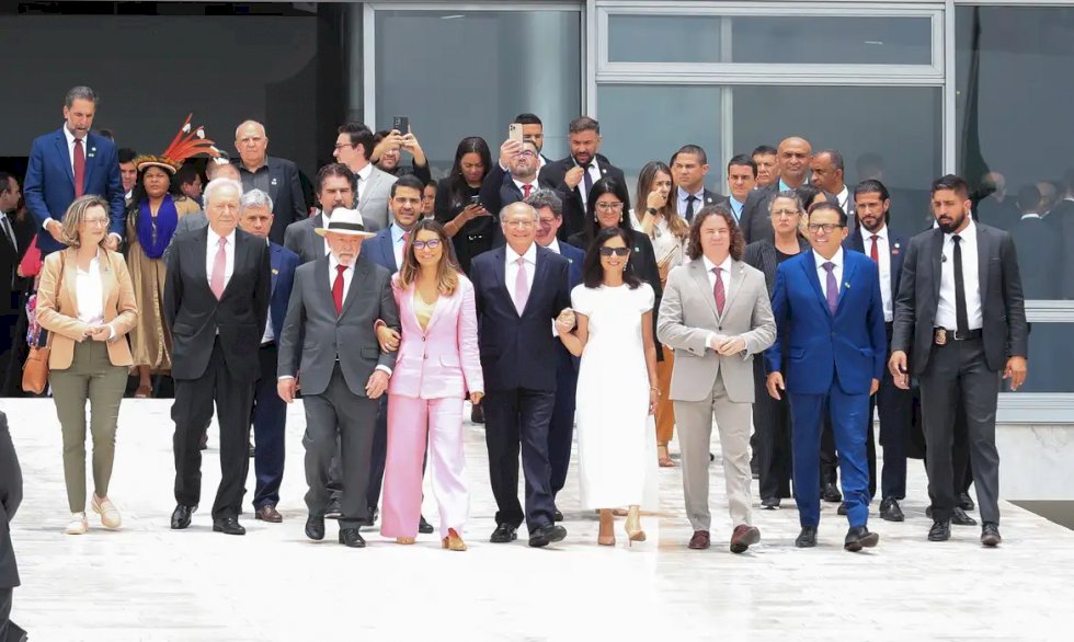 Lula: \'Democracia venceu e ainda estamos aqui\'