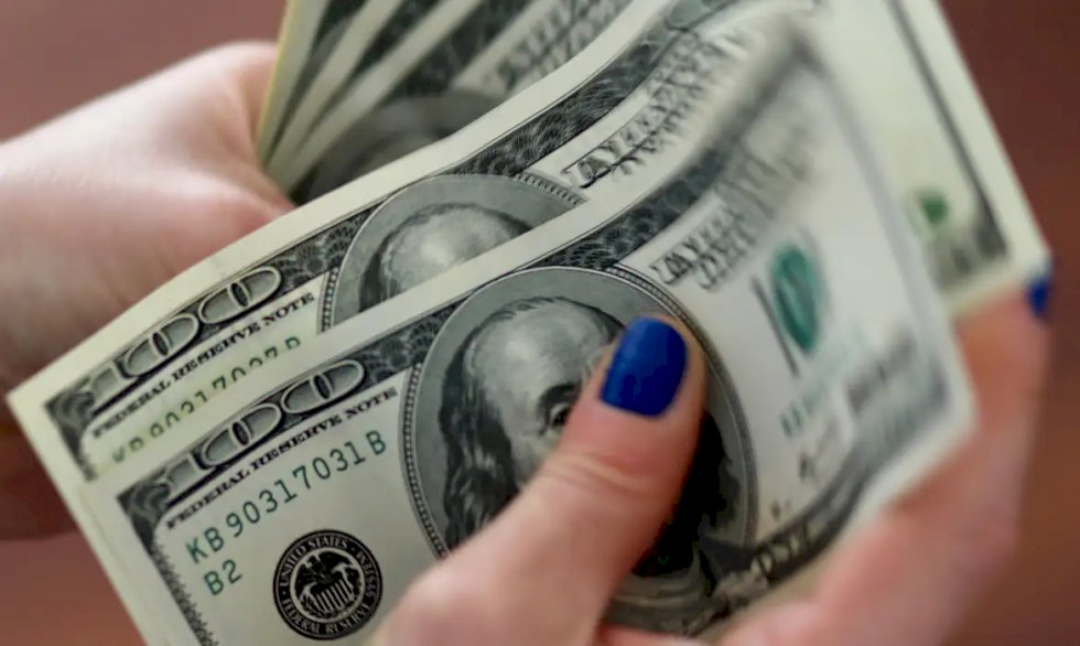 Dólar cai para R$ 5,86 e fecha no menor nível em dois meses