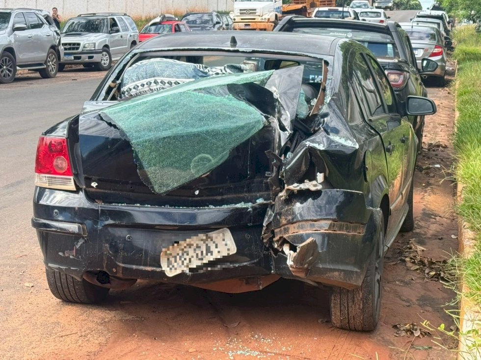 Nova Andradina - Mulher furta carro e colide em escritório de posto de combustível