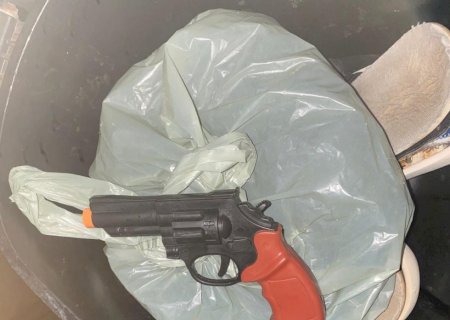 Polícia Militar localiza motoneta abandonada com simulacro de arma de fogo no baú do motociclo em Nova Andradina